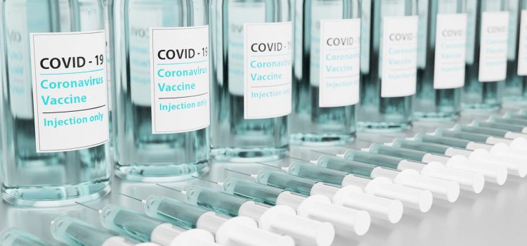 Вакцинацию от COVID-19 предлагается внести в календарь прививок, при этом она останется добровольной. Об этом сегодня пишет Парламентская газета.
