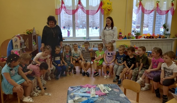 Участковая медсестра Надежда Владимировна Кужлева<br>сегодня провела профориентационное занятие в детском саду №33